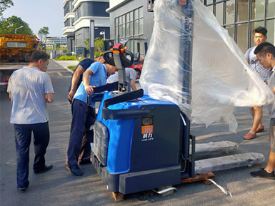 科力電動(dòng)堆高車(chē)進(jìn)行裝卸、堆高、堆垛和短距離運(yùn)輸作業(yè)