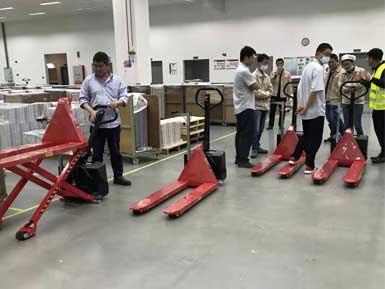 電動高升程搬運車交付使用，感謝廠家羅總親自跟客戶講解操作方法！